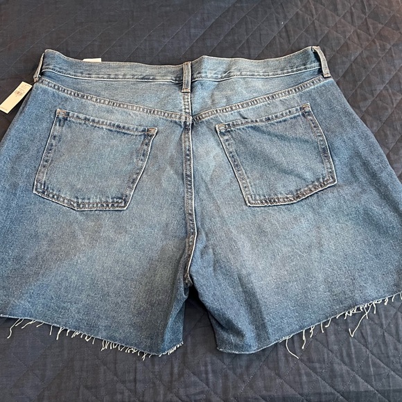NWT Old Navy High Waisted Slouchy Straight Cut-Off Jean Shorts Size 18 - Picture 5 of 5